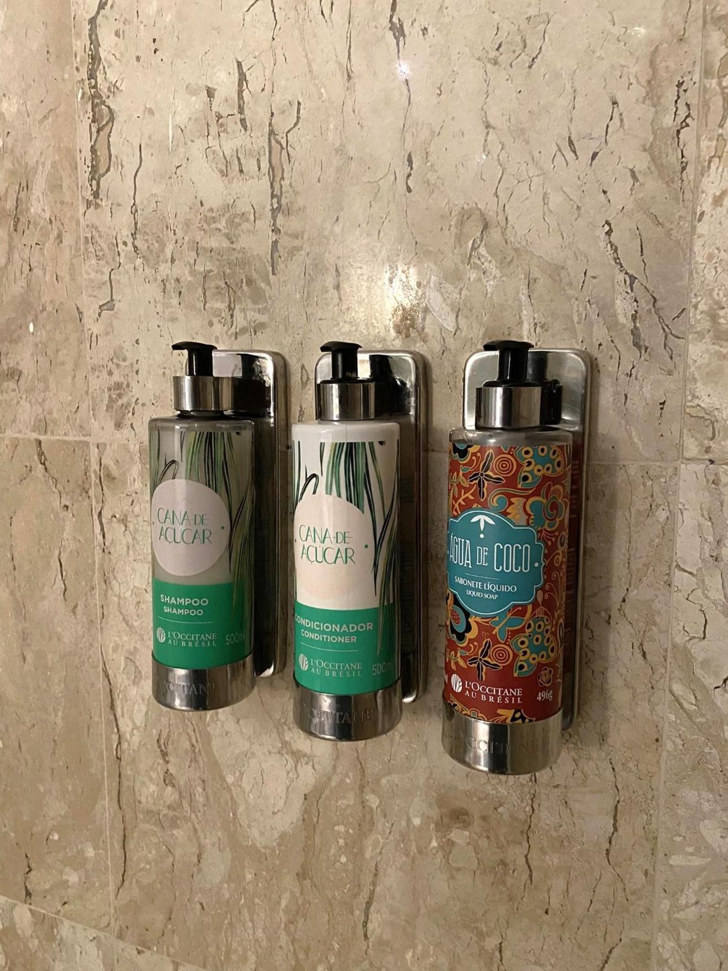 Radisson Alphaville Barueri Exterior foto A selection of shower gel, shampoo and conditioner